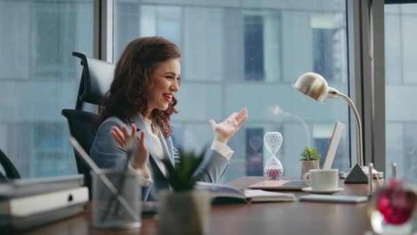 Šťastná Žena Manažer Video Volá Sedí Luxusní Kancelář Pomocí Notebooku — Stock video