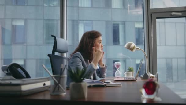 Trabalhador Emocional Gritando Telefone Sentado Escritório Mesa Closeup Jovem Mulher — Vídeo de Stock