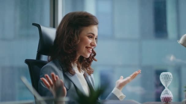 Heyecanlı Kadını Web Kamerası Bilgisayarından Konuşuyor Başarısını Ofiste Yakından Paylaşıyor — Stok video
