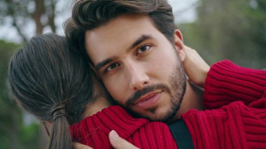 Yakından yakışıklı sakallı adam genç bayanı doğada kucaklıyor. Çekici bir adam dışarıda kamerayla güzel bir kızı kucaklıyor. Sevgi dolu mutlu çift romantik buluşmanın tadını çıkarır. İlişki kavramı