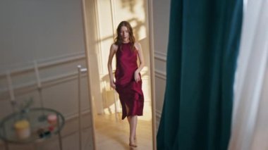 Romantik kırmızı elbisenin içindeki tasasız dans aynası yansıması. Mutlu gülümseyen manken parti kıyafetlerini denerken evde iyi eğlenceler. Flört eden oyuncu kadın randevuya hazırlanıyor. Çekici bayan güzelliğe hayran..