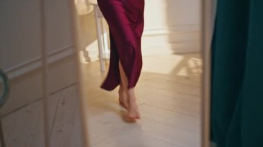 Ayaklı ayna yansıması yakın plan. Neşeli kız seksi romantik elbiseler deniyor. Gülümseyen mutlu kadın, randevu partisi için hazırlan. Flört eden oyuncu model, hafta sonu evde eğlen.