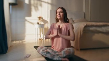 Gülen kız sabah vakti Lotus Asana 'da oturuyor. Tasasız bir kadın hafta sonu evde meditasyon yapıyor. Mutlu sakin ergen yoga egzersizlerini spor minderinde yapıyor. Refah hobisi konsepti