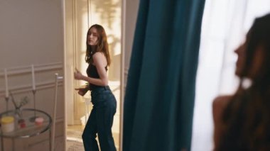 Güneşli yatak odasında dans eden kız yansıması. Mutlu neşeli ergen evde aynaya bakmaya hazır ol. Zayıf, neşeli kadın hafta sonu akşamının tadını çıkar. Heyecanlı kadın kilo verme diyet sonuçlarını kutladı