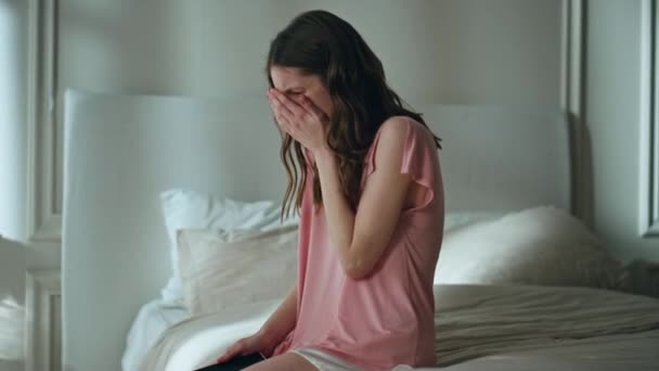 Smutna Dziewczyna Płacze Nocy Łóżku Sfrustrowana Bezsenna Kobieta Żałobie Cierpiąca — Wideo stockowe