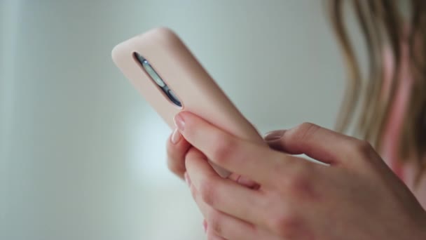 Κοντινά Χέρια Που Σαρώνουν Smartphone Σκοτεινό Δωμάτιο Άγνωστο Κορίτσι Ελέγχει — Αρχείο Βίντεο