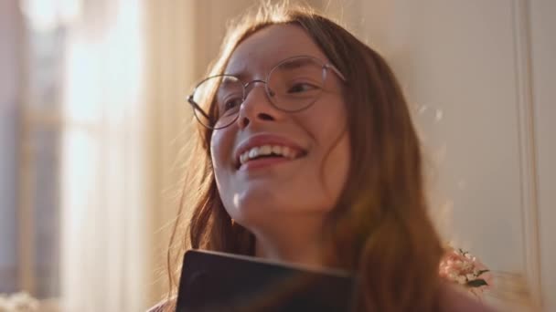 Sonriente Chica Abrazo Libro Diario Luz Del Sol Oro Primer — Vídeo de stock