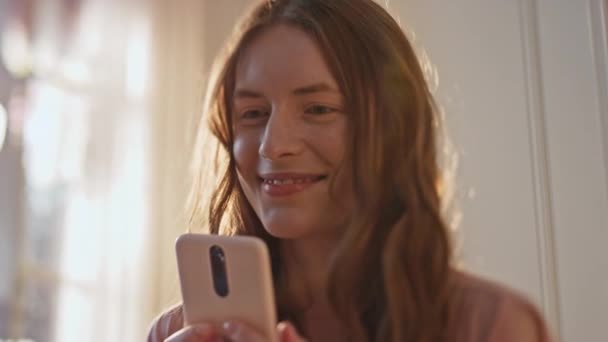 Chica Feliz Sosteniendo Teléfono Móvil Primer Plano Luz Del Sol — Vídeos de Stock