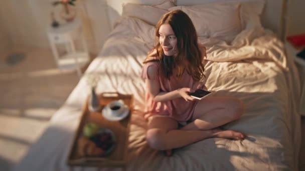 Romantische Vrouw Typt Smartphone Het Ochtendzonlicht Ontspannen Meisje Gezellig Bed — Stockvideo