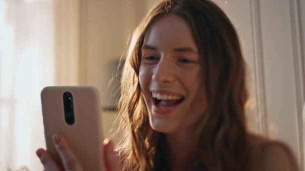 Güneşli Yatak Odasında Sallayan Kadın Cep Telefonu Gülümseyen Kız Internette — Stok video