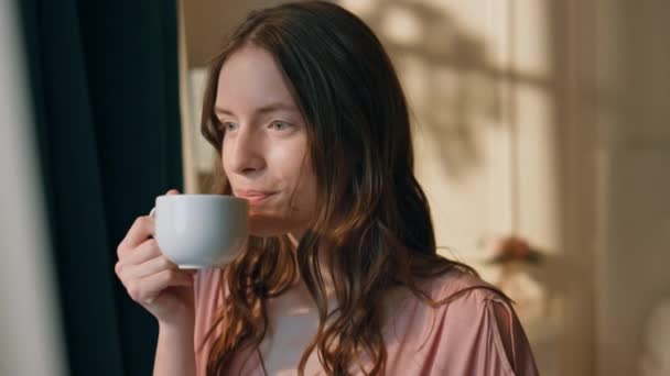 Femme Paisible Buvant Café Dans Lumière Soleil Matin Gros Plan — Video