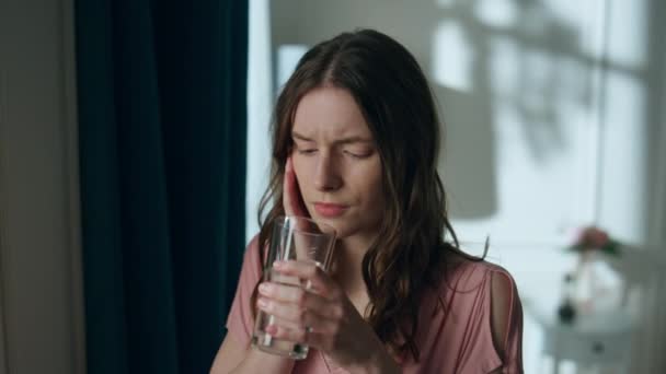 Μια Στρεσαρισμένη Γυναίκα Πίνει Νερό Νύχτα Ανήσυχη Άρρωστη Κοπέλα Που — Αρχείο Βίντεο