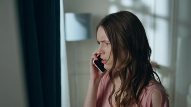 Chica Enojada Discute Teléfono Móvil Primer Plano Ventana Casa Mujer — Vídeo de stock