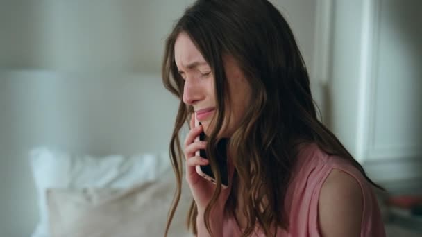 沮丧的女孩在夜间特写时讲电话 压力大的女人在家里独自面对坏消息 伤心而伤心的女性因离婚而感到破碎 精神崩溃概念 — 图库视频影像