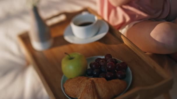 Nahaufnahme Hotel Bett Frühstück Auf Tablett Unbekannte Frauenkörper Ruhen Goldenen — Stockvideo