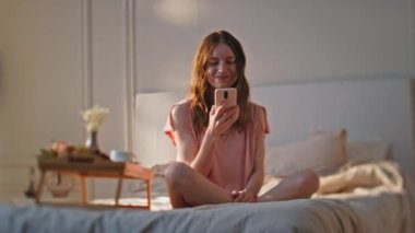Sevgilisiyle cep telefonundan konuşan mutlu bir genç. Romantik aşık bir kız akıllı telefon tutar güneşli bir yatak odasında sabahın tadını çıkarır. Neşeli bir bayanın son araması randevu hayali kuruyor. Sosyal ağ sohbeti