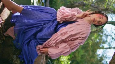 Büyüleyici bir kadın göl kenarında dinleniyor. Güzel vahşi orman. Rüyalarımın şehvetli kızı orman yeşilliğinin altında çıplak ayakla oturuyor. Sakin su birikintisinde dikey poz veren zarif, muhteşem fantezi modeli..