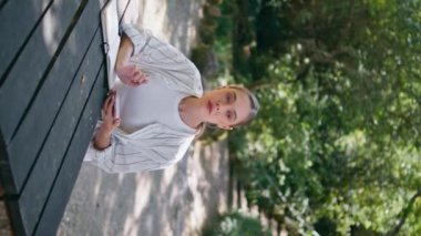 Ormanda masa başında not defteriyle çalışan çekici bir serbest yazar. Rahat genç bir kadın internette akıllı telefon kullanarak bilgi arıyor. Dikey çekim için sakin öğrenci sörfü interneti