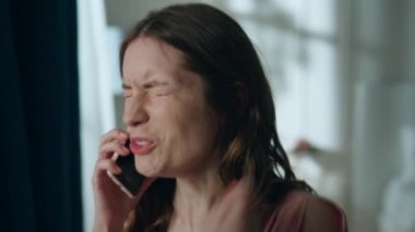 Evde cep telefonundan konuşan sinirli bir kız arkadaş. Üzgün, sinirli bir kadın ağlayıp şutunu atıyor. Aşk ortağıyla tartışan stresli bir kadın gece telefonu kapatıyor. İlişki krizi kavramını kır.