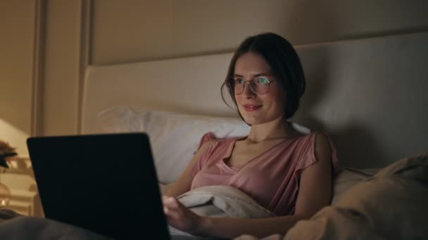 Uśmiechnięta Kobieta Kończąca Pracę Łóżku Szczęśliwa Dziewczyna Odpoczywa Zamkniętym Komputerze — Wideo stockowe