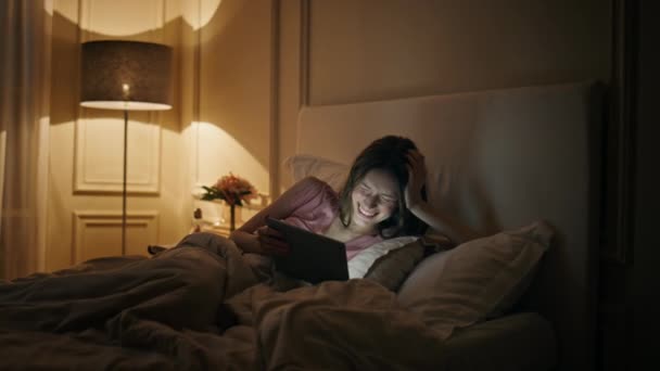 Dziewczyna Ogląda Nocy Zabawny Film Tabletem Szczęśliwa Kobieta Odpoczynku Domu — Wideo stockowe