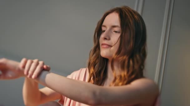 Menina Bonita Esfregando Mãos Massagear Pele Macia Closeup Mulher Relaxada — Vídeo de Stock