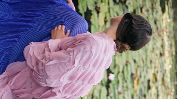 Gölde Oturan Nilüferlerle Yakından Ilgilenen Kadın Prenses Park Gölünde Poz — Stok video