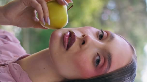 Mystisk Kvinna Tittar Kameran Håller Grönt Äpple Nästan Perfekt Ansikte — Stockvideo