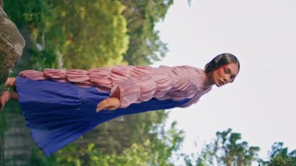 Mesmerizing Flicka Poserar Naturen Landskap Glamorösa Kläder Vacker Kvinna Älva — Stockvideo