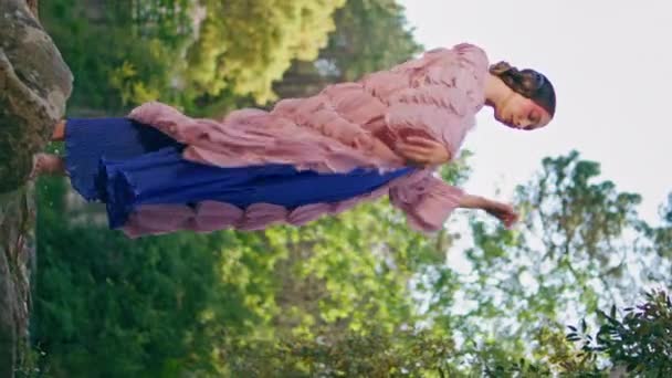 Orjinal Renkli Kıyafetlerle Forest Gölü Nde Duran Göz Kamaştırıcı Kız — Stok video