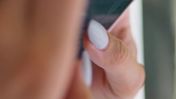 Dedos Femeninos Mensajes Texto Teléfono Inteligente Cerca Mujer Reconocida Escribiendo — Vídeo de stock