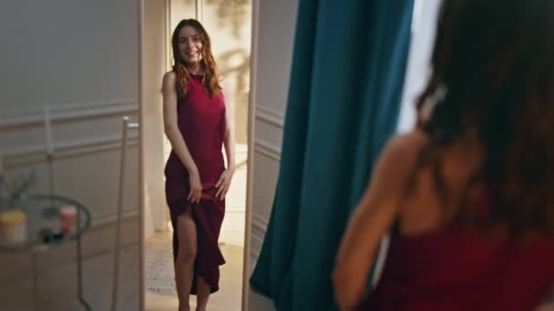Flirtowanie Dziewczyna Patrząc Lustro Stylowej Czerwonej Sukience Uśmiechnięty Model Przygotowuje — Wideo stockowe