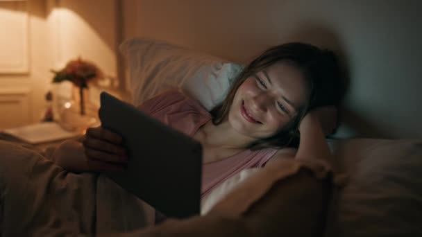 Κορίτσι Βλέποντας Tablet Απευθείας Σύνδεση Κατά Διάρκεια Της Νύχτας Closeup — Αρχείο Βίντεο
