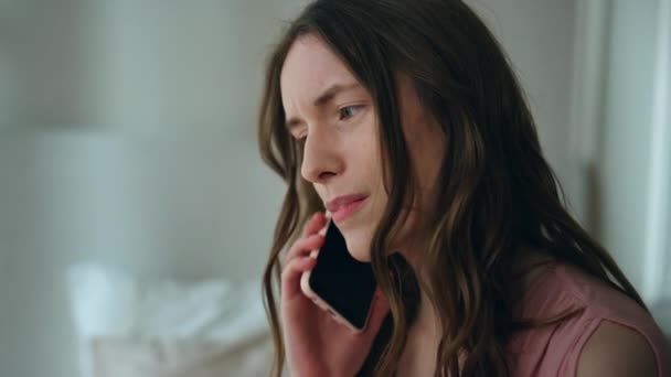 Žena Depresi Volá Celu Noci Nešťastná Vystresovaná Dívka Mluví Mobilní — Stock video