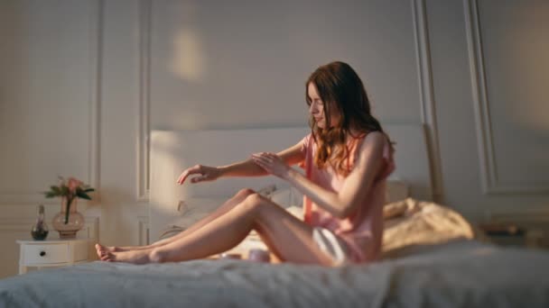 Atrakcyjna Kobieta Stosująca Balsam Przytulnej Słonecznej Sypialni Zrelaksowana Dziewczyna Masująca — Wideo stockowe