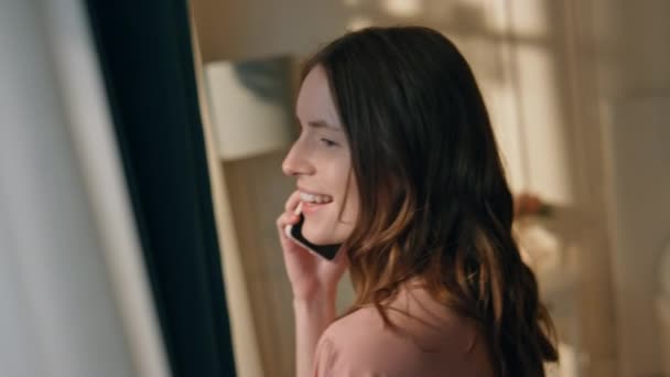 Κορίτσι Μιλάει Κινητό Τηλέφωνο Έρχεται Στο Παράθυρο Closeup Χαμογελαστή Γυναίκα — Αρχείο Βίντεο