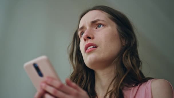 Расстроенная Женщина Читает Смс Мобильного Телефона Крупным Планом Расстроенная Девушка — стоковое видео