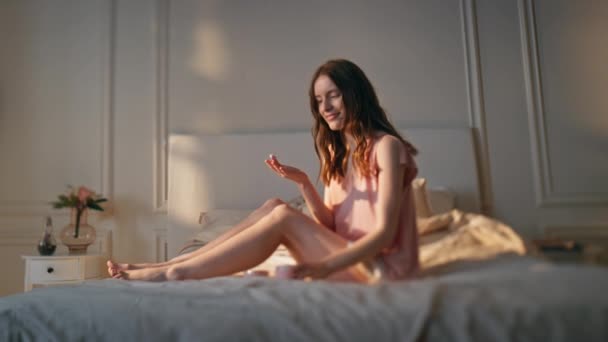 Kızı Güneş Işığında Masajı Yapıyor Gülümseyen Rahat Kadın Rahat Yatak — Stok video
