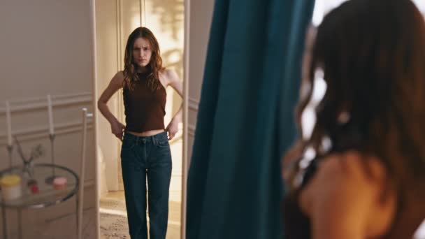 Triste Reflejo Mujer Probando Jeans Grandes Casa Soleada Problemas Salud — Vídeo de stock