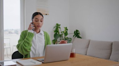 Dairede omuz silken bir kadın telefon konuşması yapıyor. Kafası karışmış iş kadını akıllı telefondan konuşuyor ve evde sıcak içecek içiyor. Üzücü, serbest çalışan biri çay yapıyor, içeride iletişim kuruyor.