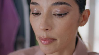 Makyaj modeli evde konuşuyor. Ciddi kadın blogcu kozmetik dergilerinde tek başına konuşuyor. Moda etkileyicisi, iç mekanlarda iletişim kuran ana sınıfı sağlıyor.