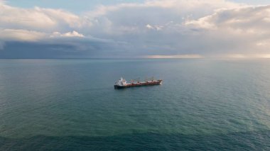 Sonsuz okyanus drone görüntüsünde yüzen konteyner tankeri. Panoramik büyük kargo gemisi yazın sakin ve derin sularda yüzüyor. Ultra büyük kargo gemisi deniz yüzeyinde hareket ediyor. Deniz taşımacılığı lojistik kavramı