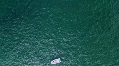 Yüzen su yüzeyinde yüzen katamaran manzarası. İHA lüks yelkenli derin gri denizde ilerliyor. Güzel doğa okyanus manzarasını hareket ettiren özel bir gemi. Motorlu tekne dalgalanması. Tatil yolculuğu konsepti