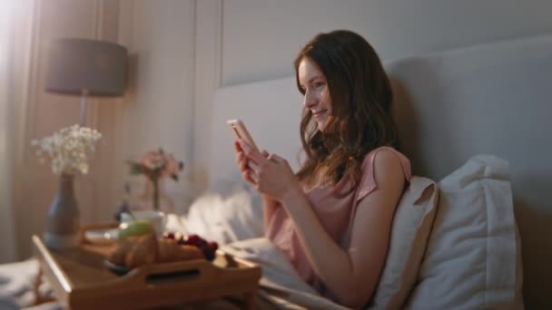 Glada Kvinna Skriva Smartphone Morgonen Lugnt Drömmande Flicka Njuta Frukost — Stockvideo