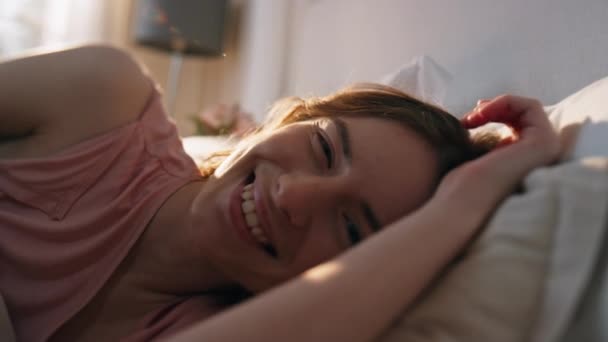 Mulher Sorridente Deitada Manhã Sereno Calma Fêmea Olhando Câmera Descansando — Vídeo de Stock