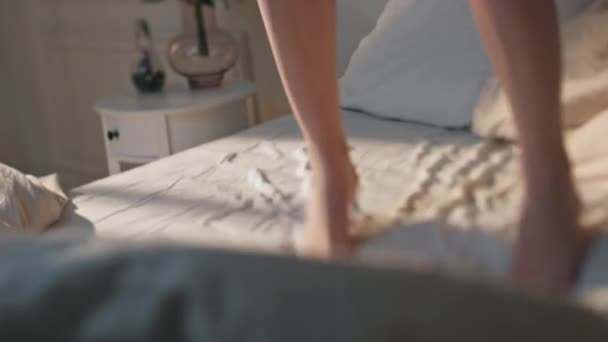 Podekscytowane Nogi Skaczące Łóżko Porannym Słońcu Zbliżenie Szczęśliwa Szczupła Kobieta — Wideo stockowe