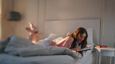 Düşünceli kadın sabahları günlük tutuyor. Hayalperest genç, yatakta yatarken düşüncelerini defterde paylaşıyor. Romantik mutlu kız planlama gününü kullanıyor. İlham verici hayal gücü konsepti.