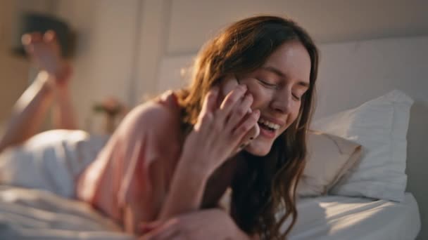 Souriant Téléphone Portable Féminin Parlant Couché Lit Dans Lumière Soleil — Video