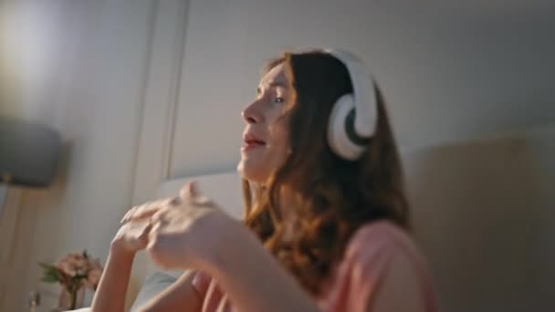 Chica Despreocupada Disfrutando Los Auriculares Sonido Primer Plano Casa Las — Vídeos de Stock