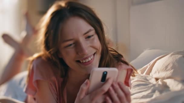 Menina Alegre Segurando Smartphone Casa Closeup Sorrindo Romântico Descanso Feminino — Vídeo de Stock
